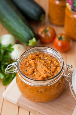 Ev yapımı sebze konserveler