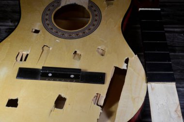 Parçalanmış akorları, parçalanmış müzik aleti, kesik akortlu ve ahşaplı eklenmemiş gitar, çalışmayan müzik aletlerinin seçici odak noktası.