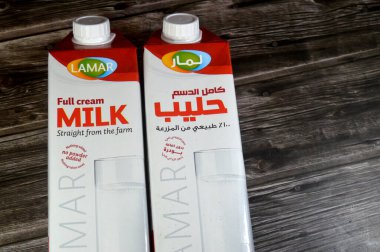 Kahire, Mısır, 7 Ekim 2025: Lamar tam kremalı süt 1 Litre, kalsiyum ve protein kaynağıdır, doğrudan tüketime, pişirmeye ve içeceklere uygundur.