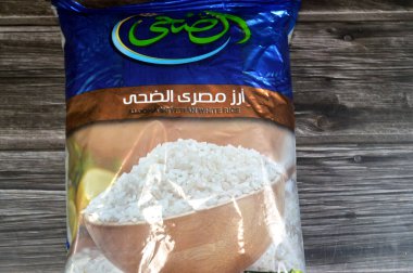 Kahire, Mısır, 9 Ekim 2025: Al Doha beyaz pirinç, birinci sınıf, önceden yıkanmış, cilalanmış ve pişirildiğinde pürüzsüz, yapışkan olmayan bir doku için dikkatlice seçilmiş birinci sınıf Mısır pirinci.