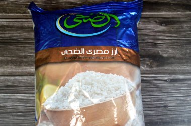 Kahire, Mısır, 9 Ekim 2025: Al Doha beyaz pirinç, birinci sınıf, önceden yıkanmış, cilalanmış ve pişirildiğinde pürüzsüz, yapışkan olmayan bir doku için dikkatlice seçilmiş birinci sınıf Mısır pirinci.