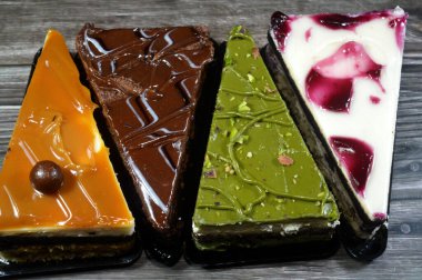 Çeşitli kekler, karamel, böğürtlen, şam fıstığı, kurabiye ve çikolata aromalı kremalı krema, kremalı krema, krema adı verilen geleneksel bir Fransız tatlısıdır.