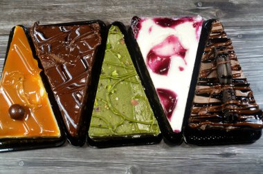 Çeşitli kekler, karamel, böğürtlen, şam fıstığı, kurabiye ve çikolata aromalı kremalı krema, kremalı krema, krema adı verilen geleneksel bir Fransız tatlısıdır.