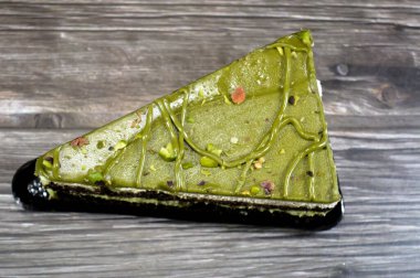 Fıstıklı mus keki, krema, çırpılmış krema ve yumurta beyazı adı verilen geleneksel bir Fransız tatlısı, ayrıca kalın dolgularla birlikte, kek hafif ve havadar ve pürüzsüz, ipeksi ve hafif.