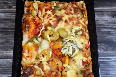 Çeşitli soslu pizza, zeytin, biber, domates, eritilmiş mozzarella peyniri, Pizzalar, vejetaryen sebzeli pizzalar, İtalyan gıda konsepti.