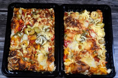 Çeşitli soslu iki pizza, zeytin, biber, domates, eritilmiş mozzarella peyniri, Pizzanın kahverengi kabuğu, sebzeli vejetaryen pizzası, İtalyan gıda konsepti