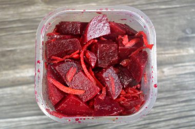 Taze pancar salatası, pancar kökü, kırmızı soğan, zeytinyağı, sirke ve şifalı otlar, pancar kökü kalsiyum, demir, vitamin ve antioksidan zengin bir süper yemektir.