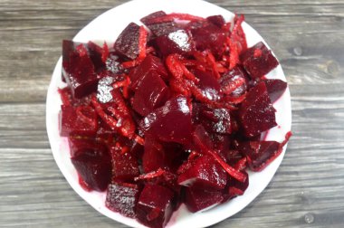 Taze pancar salatası, pancar kökü, kırmızı soğan, zeytinyağı, sirke ve şifalı otlar, pancar kökü kalsiyum, demir, vitamin ve antioksidan zengin bir süper yemektir.