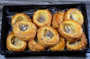 Danimarka hamur işi, tatlı, çok katmanlı, yumuşak hamur işi yüksek tereyağlı, tatlı bal şurubuyla sırılsıklam, tarçın, kuru üzüm ve ananas dolu, katmanlı, mayalı hamur tatlısı.