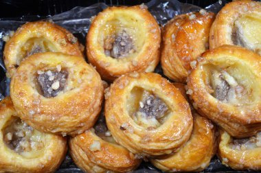 Danimarka hamur işi, tatlı, çok katmanlı, yumuşak hamur işi yüksek tereyağlı, tatlı bal şurubuyla sırılsıklam, tarçın, kuru üzüm ve ananas dolu, katmanlı, mayalı hamur tatlısı.