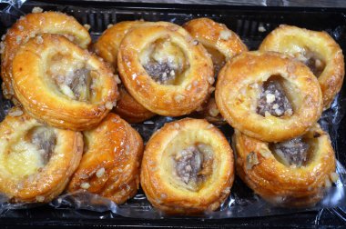 Danimarka hamur işi, tatlı, çok katmanlı, yumuşak hamur işi yüksek tereyağlı, tatlı bal şurubuyla sırılsıklam, tarçın, kuru üzüm ve ananas dolu, katmanlı, mayalı hamur tatlısı.