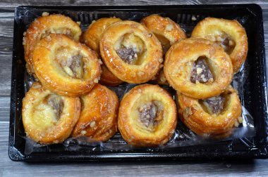 Danimarka hamur işi, tatlı, çok katmanlı, yumuşak hamur işi yüksek tereyağlı, tatlı bal şurubuyla sırılsıklam, tarçın, kuru üzüm ve ananas dolu, katmanlı, mayalı hamur tatlısı.