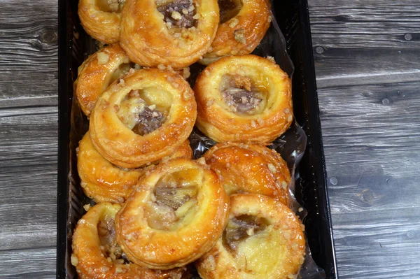 Danimarka hamur işi, tatlı, çok katmanlı, yumuşak hamur işi yüksek tereyağlı, tatlı bal şurubuyla sırılsıklam, tarçın, kuru üzüm ve ananas dolu, katmanlı, mayalı hamur tatlısı.