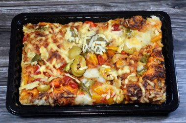 Çeşitli soslu pizza, zeytin, biber, domates, eritilmiş mozzarella peyniri, Pizzalar, vejetaryen sebzeli pizzalar, İtalyan gıda konsepti.