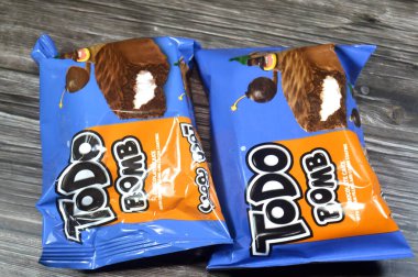 Kahire, Mısır, 16 Ekim 2025: Todo Bomb, Mısır 'da popüler olan Edita Food Industries tarafından yapılan bir çeşit aperatif kek, kremalı çikolatalı pasta ve kakao kaplama çeşitli tatlar içeriyor.