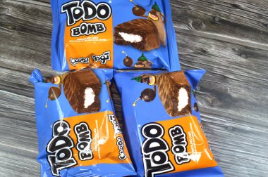 Kahire, Mısır, 16 Ekim 2025: Todo Bomb, Mısır 'da popüler olan Edita Food Industries tarafından yapılan bir çeşit aperatif kek, kremalı çikolatalı pasta ve kakao kaplama çeşitli tatlar içeriyor.