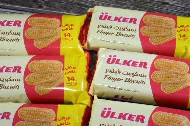 Kahire, Mısır, 16 Ekim 2025: Ülker parmak bisküvisi, sade bisküvi, Ulker, Türkiye merkezli, bisküvi, kurabiye ve kraker üreten çok uluslu Türk gıda ve içecek üreticisi.