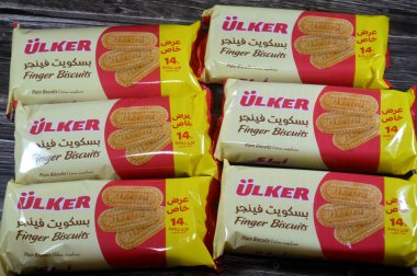 Kahire, Mısır, 16 Ekim 2025: Ülker parmak bisküvisi, sade bisküvi, Ulker, Türkiye merkezli, bisküvi, kurabiye ve kraker üreten çok uluslu Türk gıda ve içecek üreticisi.