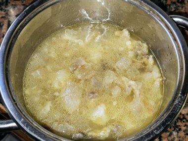 Kemik iliği çorbası, kemik iliği çorbası veya kemik iliği çorbası, suda kaynayan hayvan kemikleri tarafından yapılan, çiğ et kemikleri ve kemik iliğinden hazırlanan besin yoğunluğunda bir sıvıdır.