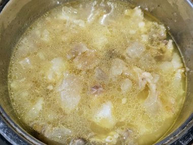 Kemik iliği çorbası, kemik iliği çorbası veya kemik iliği çorbası, suda kaynayan hayvan kemikleri tarafından yapılan, çiğ et kemikleri ve kemik iliğinden hazırlanan besin yoğunluğunda bir sıvıdır.