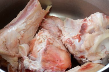 Bir tencerede kemik iliği çorbası, kemik iliği çorbası veya stok için hazırlanan çiğ et kemikleri, suda kaynayan hayvan kemikleri tarafından yapılan besin yoğunluğunda bir sıvıdır.