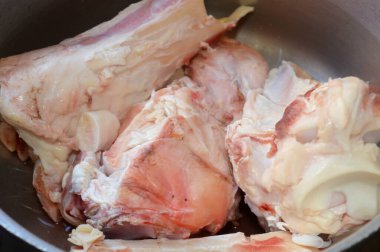 Bir tencerede kemik iliği çorbası, kemik iliği çorbası veya stok için hazırlanan çiğ et kemikleri, suda kaynayan hayvan kemikleri tarafından yapılan besin yoğunluğunda bir sıvıdır.