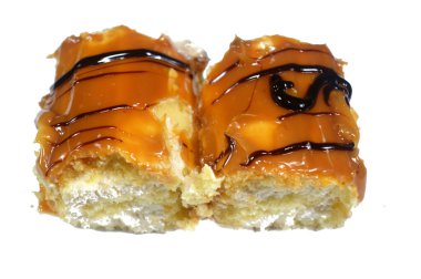 Krem şanti ile dolu sünger keki, karamel ve koyu çikolata yağmuru ile kaplı, vanilyalı sünger keki karamel ve krem şantili gateau ile