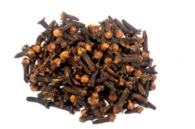 karanfil, Syzygium aromaticum ağacının kurumuş çiçek tomurcuklarından elde edilen aromatik bir baharat, çeşitli yiyecekleri tatlandırmak için, parfümlerde, diş macunlarında ve tıbbi özelliklerinde kullanılır.