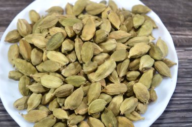 Zencefil familyasındaki bitkilerin tohumlarından aromatik bir baharat olan kakule ile kaplanır. Sıcak, hafif keskin ve karışık tadı hem tatlı hem de lezzetli yemeklerde kullanılır.