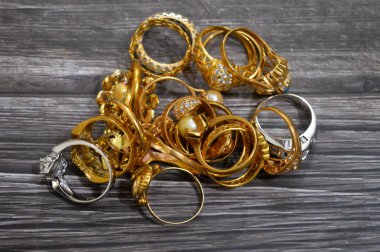 Yüzüğün dayanıklılığını ve rengini, karat veya saflık seviyesi olarak bilinen farklı materyal, tasarım ve altın saflıklarının yer aldığı altın yüzükler, bir yığın altın yüzük, çeşitli stiller belirler belirler.