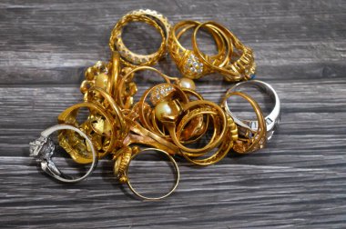 Yüzüğün dayanıklılığını ve rengini, karat veya saflık seviyesi olarak bilinen farklı materyal, tasarım ve altın saflıklarının yer aldığı altın yüzükler, bir yığın altın yüzük, çeşitli stiller belirler belirler.