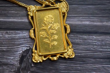 Üzerinde gül motifi olan altın rengi bir çerçeve, 24K Gold Half Ounce 15.55 Gram, saf altın 9999.9, yatırım ve tasarruflar için, 24 karat ve en yüksek saflıkta saflık yok.