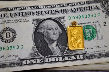 Amerikan dolarları banknotlar ve Lady Fortuna motifi bir altın kolye, 24K Altın Çubuk, saf altın 9999.9, yatırım veya tasarruf için, 24 karat en yüksek saflıkta, altın fiyat konsepti