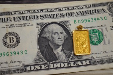 Amerikan dolarları banknotlar ve Lady Fortuna motifi bir altın kolye, 24K Altın Çubuk, saf altın 9999.9, yatırım veya tasarruf için, 24 karat en yüksek saflıkta, altın fiyat konsepti