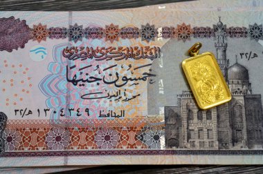 Mısır EGP LE banknotları ve Lady Fortuna motifi bir altın kolye, 24K Altın Çubuk, saf altın 9999.9, yatırım veya tasarruflar için, 24 karat en yüksek saflıkta, altın fiyat konsepti