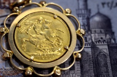 Mısır 'ın EGP' si nakit para ve Kral V. George altın sikkesinin ters yüzü, klasik St. George ve Ejderha, egemenler İngiliz yatırımcılar arasında popülerdir, altın varlık yatırımı