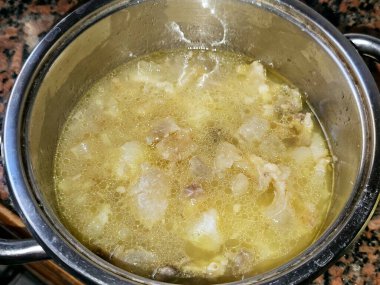 Kemik iliği çorbası, kemik iliği çorbası veya kemik iliği çorbası, suda kaynayan hayvan kemikleri tarafından yapılan, çiğ et kemikleri ve kemik iliğinden hazırlanan besin yoğunluğunda bir sıvıdır.