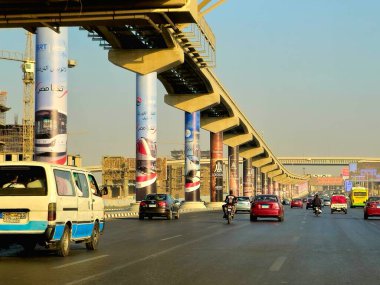 Kahire, Mısır, 27 Ekim 2025: Kahire Otobüs Hızlı Transit BRT 'nin yeni toplu taşıma projeleri, yeni yüksek hızlı tren ağı ve raylı raylı raylı raylı reklamlar