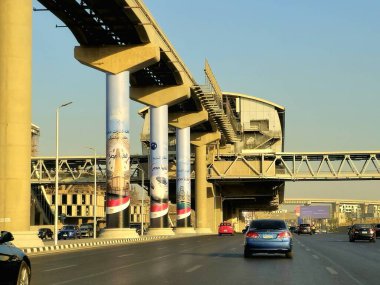 Kahire, Mısır, 28 Ekim 2025: El Ferdan Demiryolu Köprüsü, hızlı elektrik treni ve Bashteel tren istasyonu yeni Mısır altyapı projeleri Kahire demiryolu hattının sütunlarında.