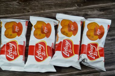 Kahire, Mısır, 27 Ekim 2025: Lotusy The Original Caramlised Biscuit, karamelize edilmiş sade bisküviler çay gibi sıcak içeceklerle servis edilir.