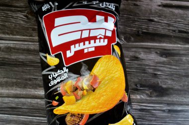 Kahire, Mısır, 27 Ekim 2025: Kebap aromalı büyük çerez, patates cipsi, cips, ince patates dilimleri, atıştırmalık olarak servis edilen, meze, meze olarak sunulan temel cips pişti ve tuzlandı