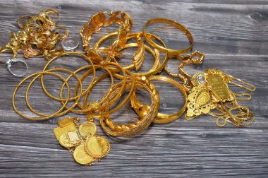 Kahire, Mısır, 29 Ekim 2025: Mücevher veya mücevher yığını, kişisel süslemeler için takılan dekoratif eşyalar, yüzükler, kolyeler, bilezikler, altın sikkeler ve Suisse ince altın külçeleri