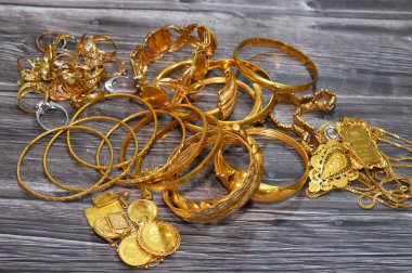 Kahire, Mısır, 29 Ekim 2025: Mücevher veya mücevher yığını, kişisel süslemeler için takılan dekoratif eşyalar, yüzükler, kolyeler, bilezikler, altın sikkeler ve Suisse ince altın külçeleri