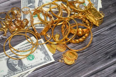 Kahire, Mısır, 29 Ekim 2025: ABD Doları ve Altın Mücevherler, kişisel süs yüzükleri, kolyeler, bilezikler, altın sikkeler ve Suisse ince altın külçeleri için takılan dekoratif eşyalar