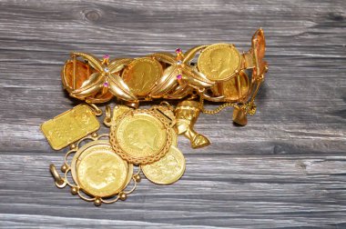 Kahire, Mısır, 29 Ekim 2025: Suisse ince altın külçeleri, Kral V. George altın sikkeleri, Kral V. George ve klasik Aziz George ve Ejderha, Çin parası ve altın döviz kuru fiyatı yer almaktadır.