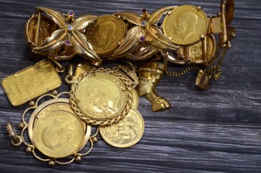 Kahire, Mısır, 29 Ekim 2025: Suisse ince altın külçeleri, Kral V. George altın sikkeleri, Kral V. George ve klasik Aziz George ve Ejderha, Çin parası ve altın döviz kuru fiyatı yer almaktadır.