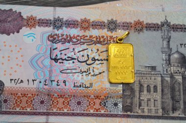 Kahire, Mısır, 29 Ekim 2025: Mısır 'ın EGP' si nakit para banknotları ve PAMP Suisse altın kolyesi, 24K Gold Bar 5 gram, saf altın 999.9 gram, yatırım veya tasarruflar için, altın İsviçre rafinerileri