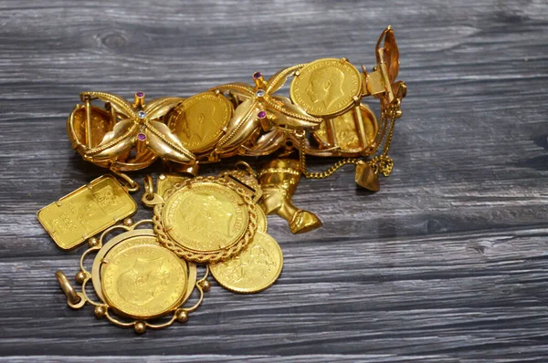 Kahire, Mısır, 29 Ekim 2025: Suisse ince altın külçeleri, Kral V. George altın sikkeleri, Kral V. George ve klasik Aziz George ve Ejderha, Çin parası ve altın döviz kuru fiyatı yer almaktadır.