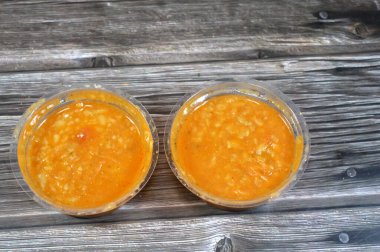 Sığır ciğeri salatası, ızgara taze ciğer, orzo makarna, sarımsak, baharat, kimyon ve yağ, meze olarak ve kepek ve kızarmış ciğere batırılmış olarak.