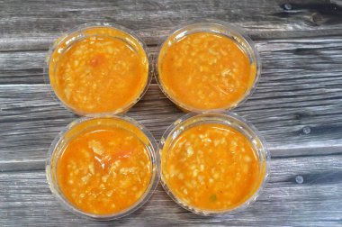 Sığır ciğeri salatası, ızgara taze ciğer, orzo makarna, sarımsak, baharat, kimyon ve yağ, meze olarak ve kepek ve kızarmış ciğere batırılmış olarak.